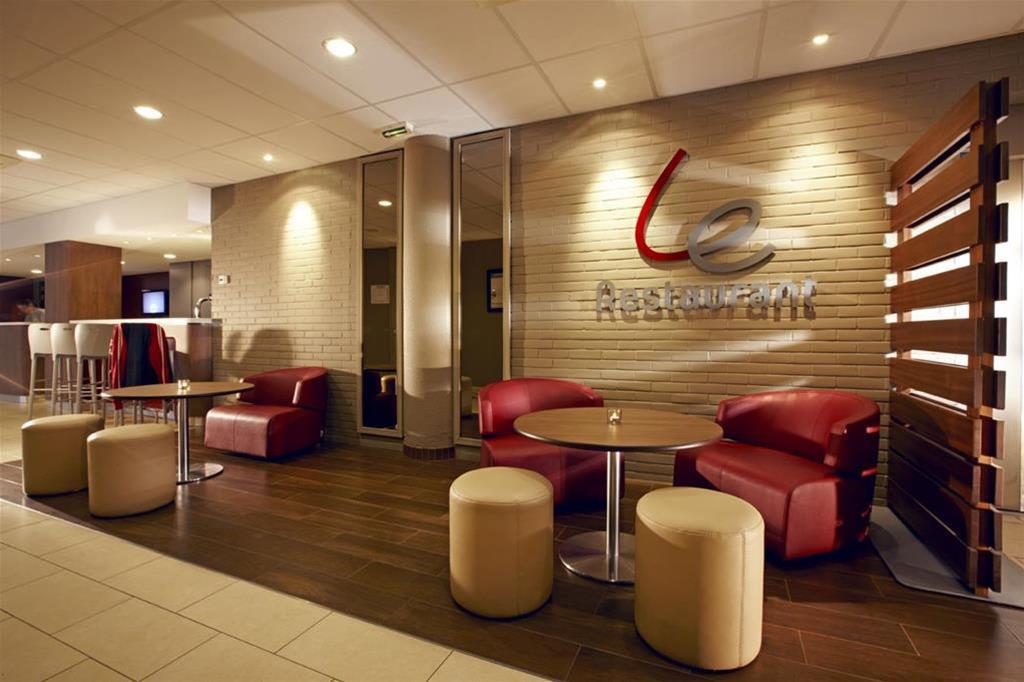 แคมปานิล เซนต์ เควนทีน ออง อีฟลีน Hotel Montigny-le-Bretonneux ร้านอาหาร รูปภาพ
